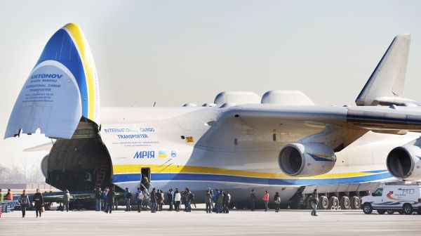 资料图片：2013年11月29日，世界最大货机安—225停落在石家庄机场。